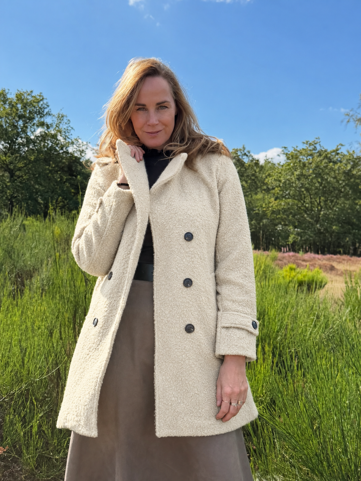 Lena Damen Gefütterte Jacke mit Drei-Knopf-Verschluss – Beige