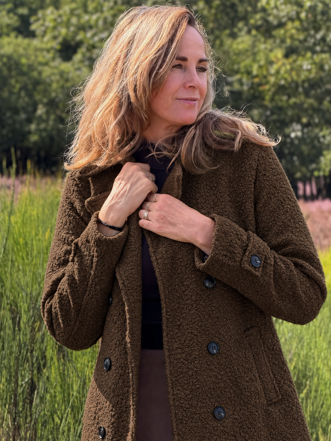 Lena Damen Gefütterte Jacke mit Drei-Knopf-Verschluss – Braun