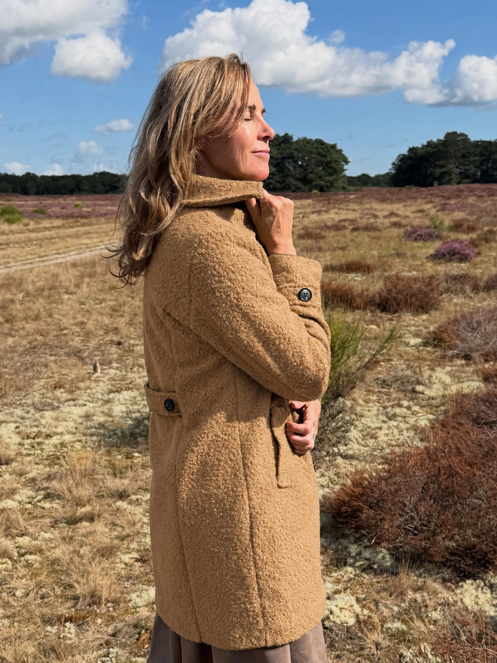 Lena Damen Gefütterte Jacke mit Drei-Knopf-Verschluss – Camel