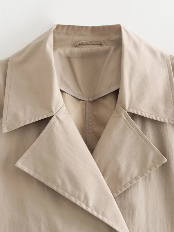 Lene | Damen kurze Jacke mit Reverskragen und doppelreihigem Verschluss