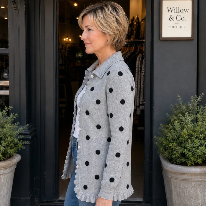 Lotta Damen Strickjacke mit Punktemuster, Kragen und Rüschenbesatz