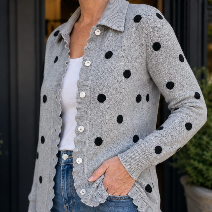Lotta Damen Strickjacke mit Punktemuster, Kragen und Rüschenbesatz
