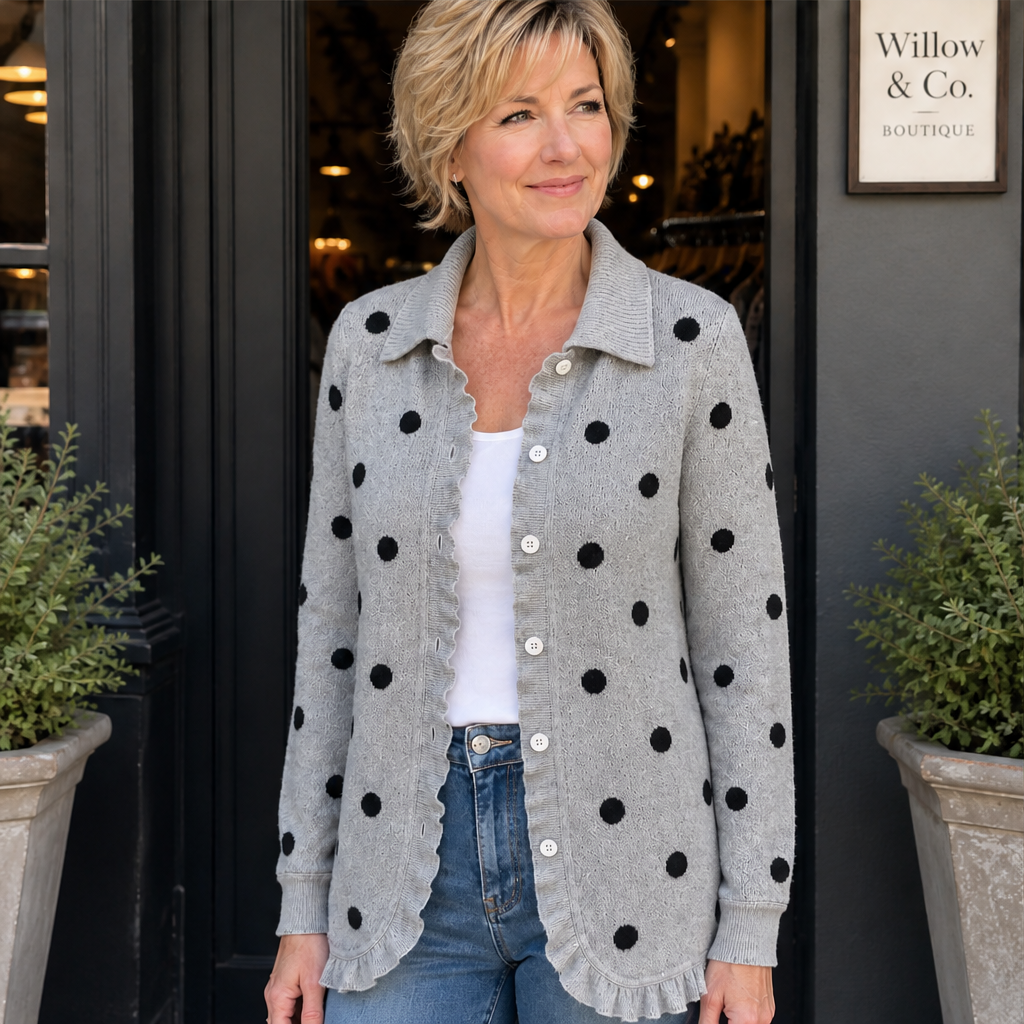 Lotta Damen Strickjacke mit Punktemuster, Kragen und Rüschenbesatz