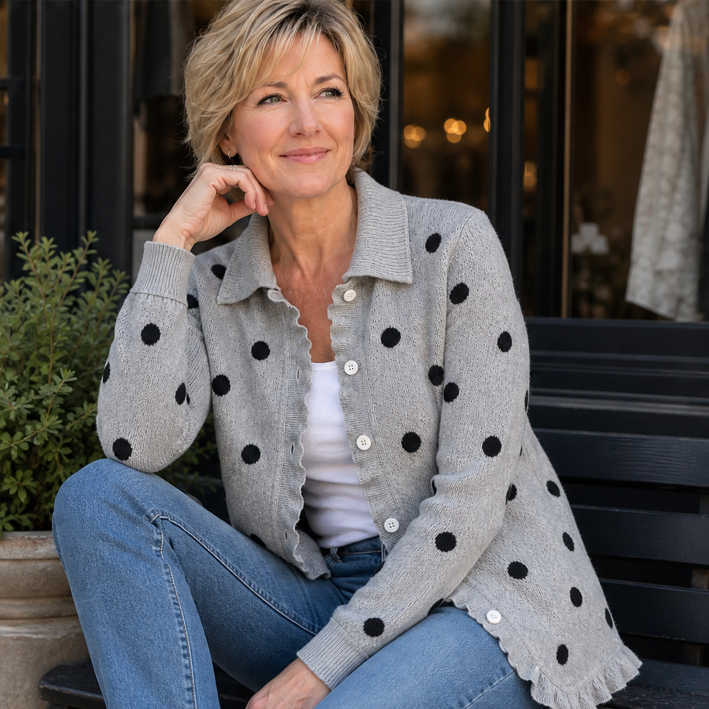 Lotta Damen Strickjacke mit Punktemuster, Kragen und Rüschenbesatz
