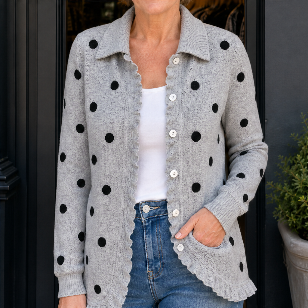 Lotta Damen Strickjacke mit Punktemuster, Kragen und Rüschenbesatz in Grau