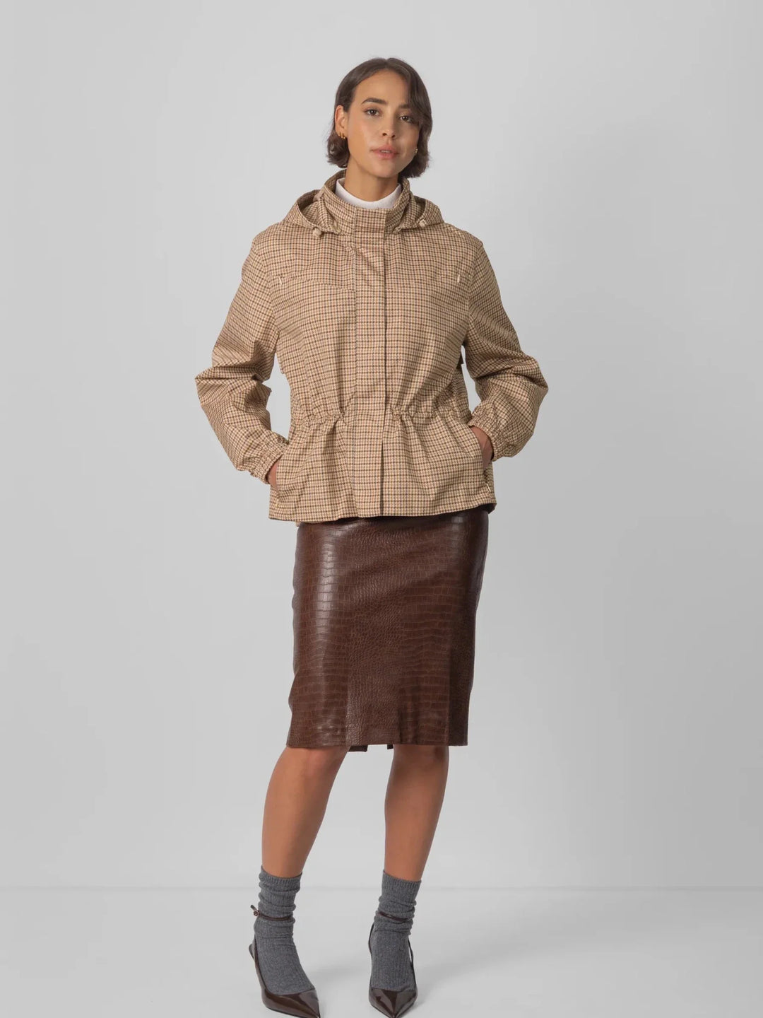Lotte Damen Kurze Regenjacke mit Tunnelzug in der Taille – Beige Hahnentritt