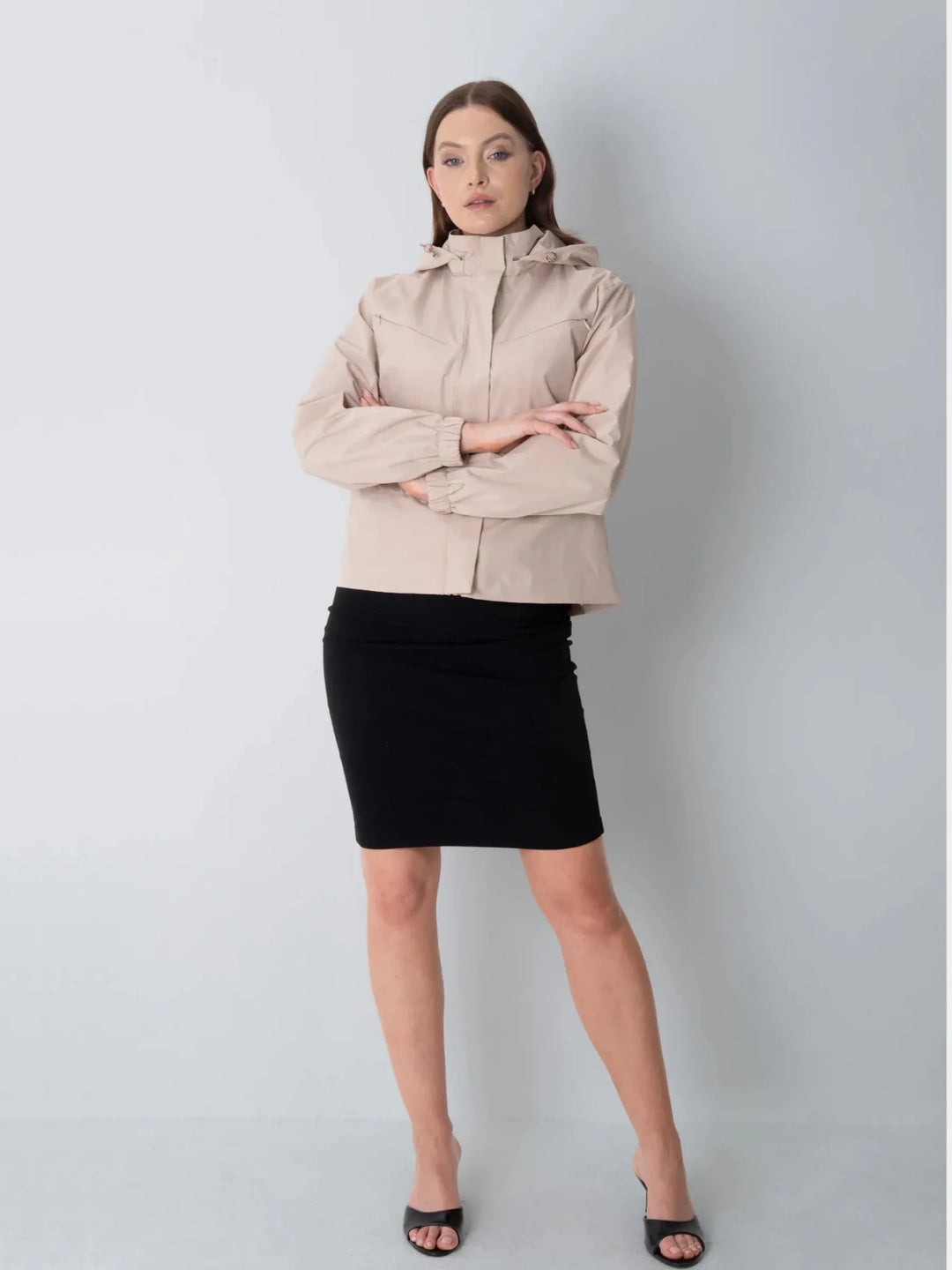 Lotte Damen Kurze Regenjacke mit Tunnelzug in der Taille – Hellbeige
