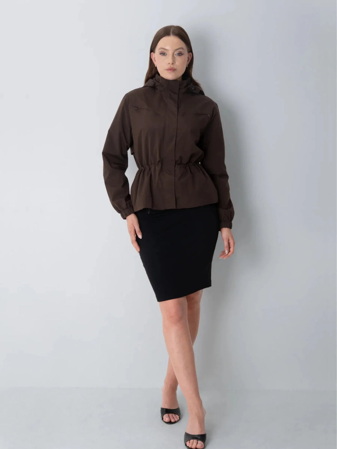 Lotte Damen Kurze Regenjacke mit Tunnelzug in der Taille – Mokka
