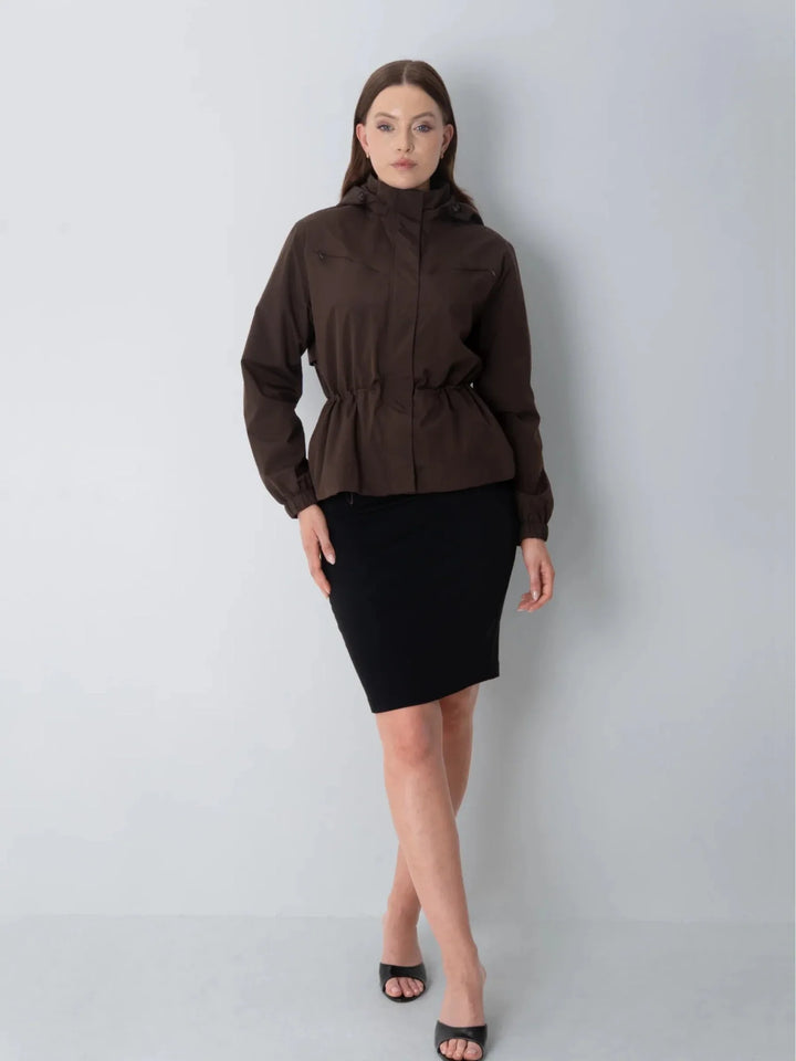 Lotte Damen Kurze Regenjacke mit Tunnelzug in der Taille – Mokka