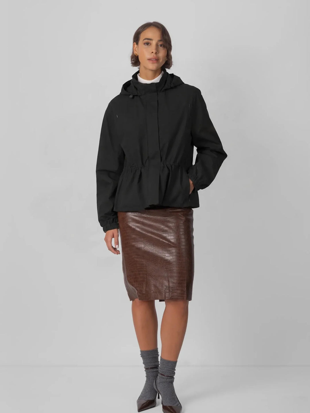 Lotte Damen Kurze Regenjacke mit Tunnelzug in der Taille – Schwarz