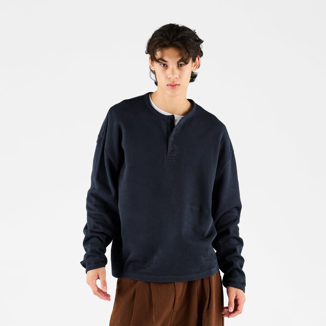 Lukas Herren Oversized Henley Langarmshirt mit Waffelstruktur – Nachtblau