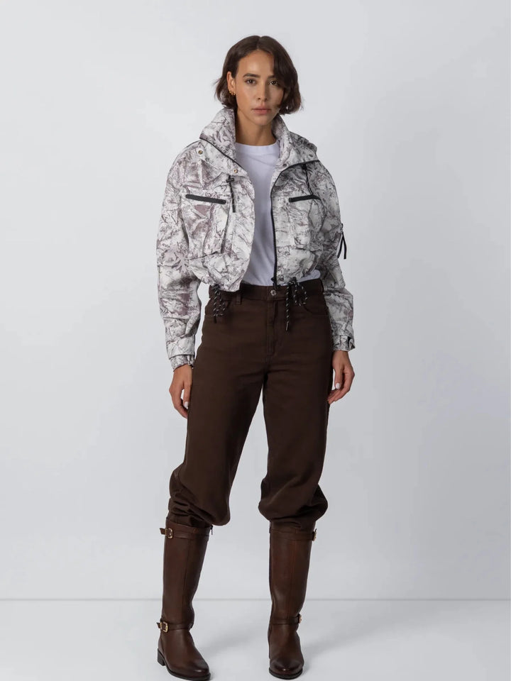 Mara Damen Kurze Regenjacke mit Kapuze und Kordelzug – Graues Camouflage