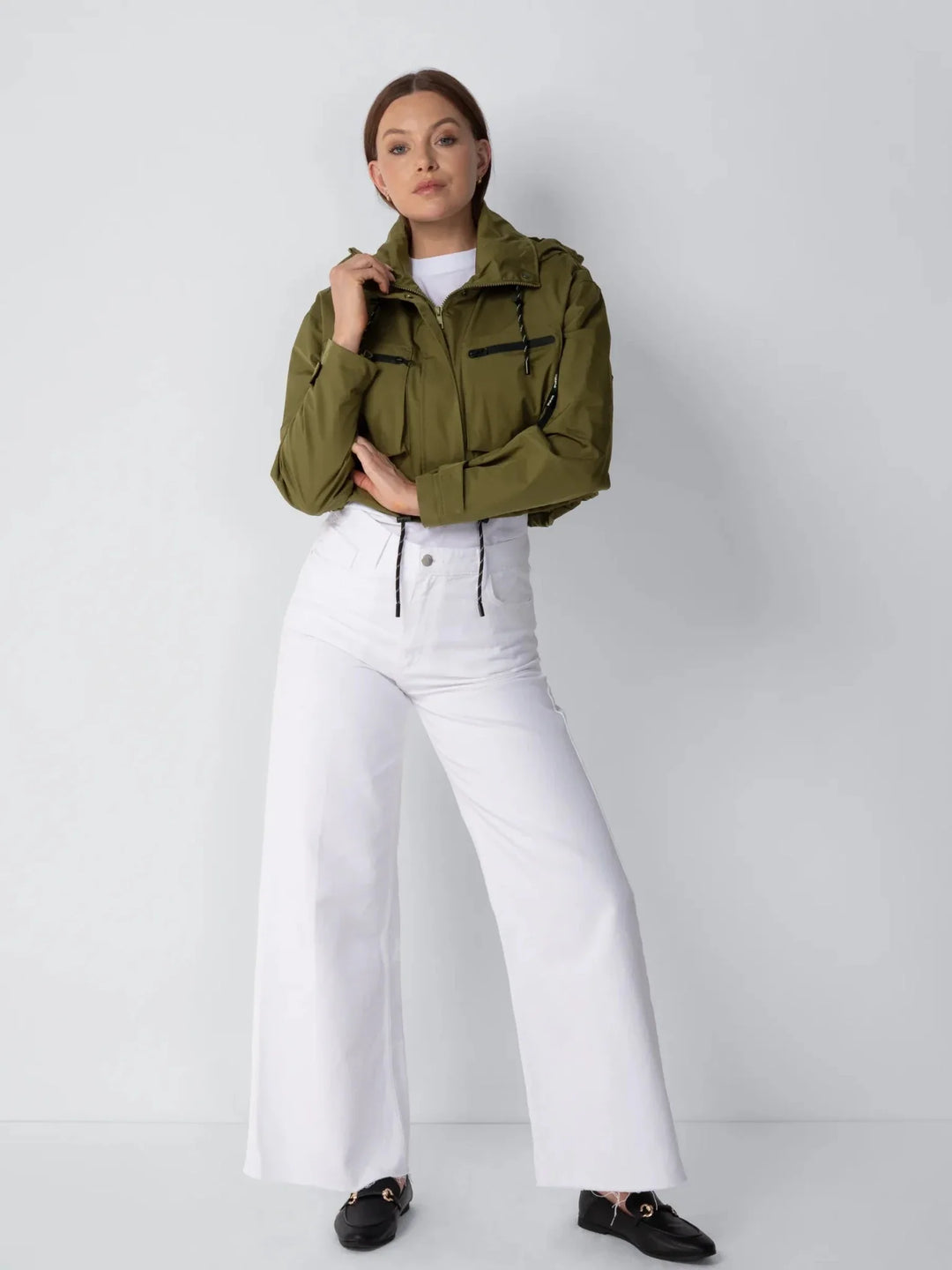 Mara Damen Kurze Regenjacke mit Kapuze und Kordelzug – Khakigrün