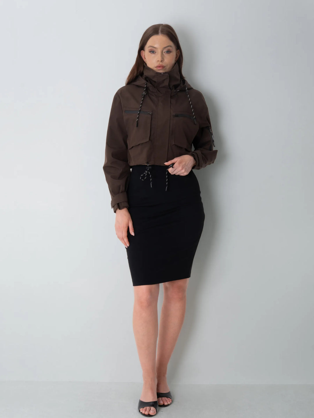 Mara Damen Kurze Regenjacke mit Kapuze und Kordelzug – Mokka