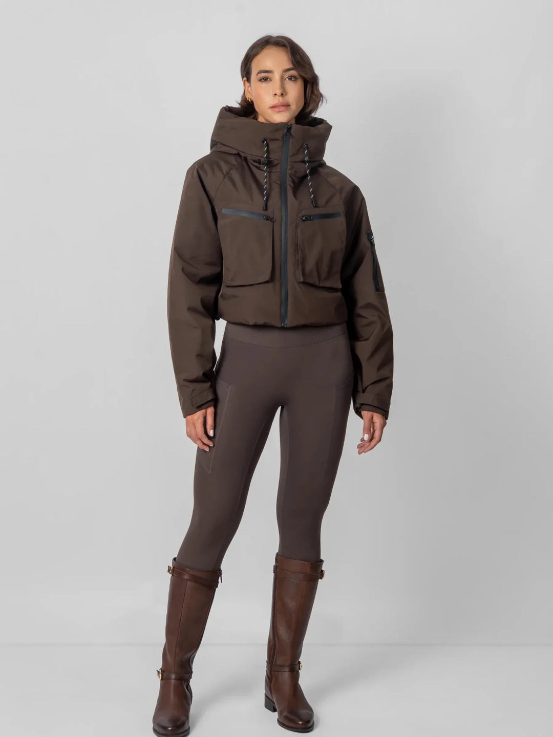 Mara Damen Kurze Regenjacke mit Kapuze und Kordelzug – Mokka