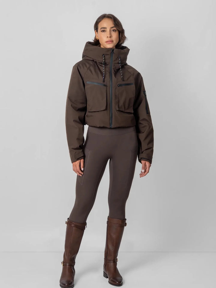 Mara Damen Kurze Regenjacke mit Kapuze und Kordelzug – Mokka
