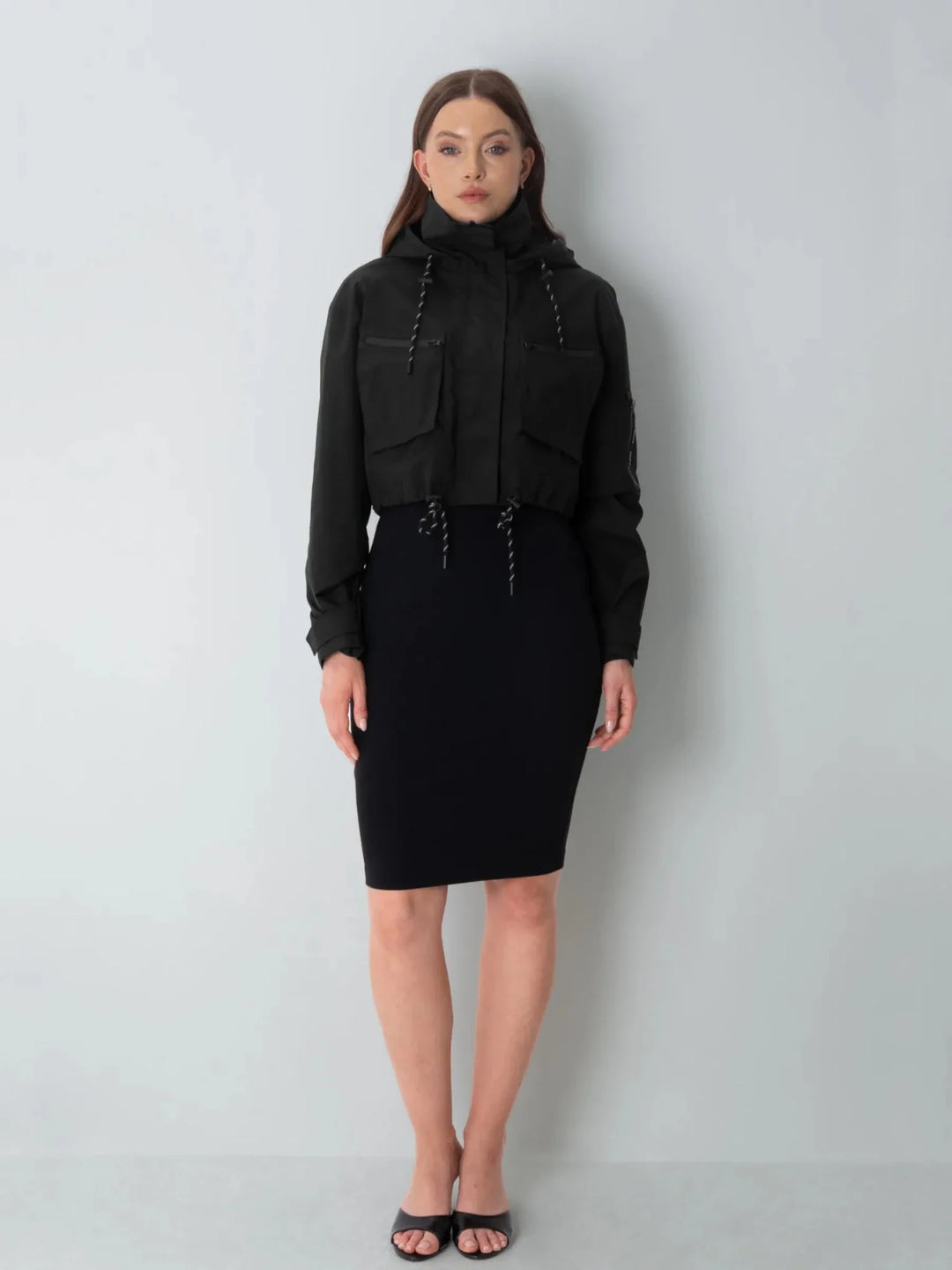 Mara Damen Kurze Regenjacke mit Kapuze und Kordelzug – Schwarz