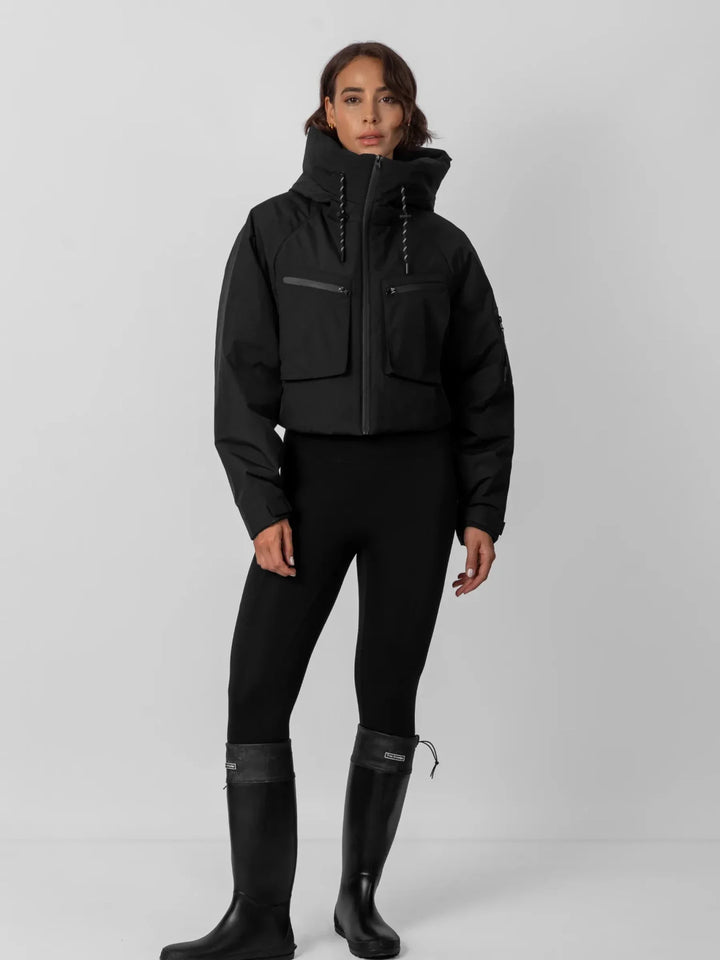 Mara Damen Kurze Regenjacke mit Kapuze und Kordelzug – Schwarz