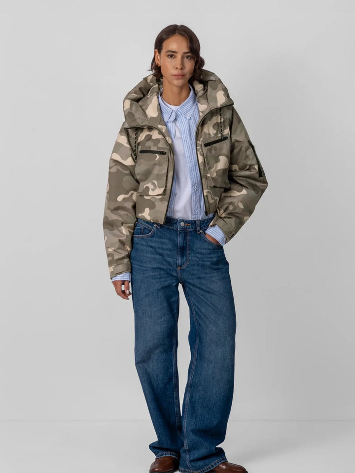 Mara Damen Kurze Regenjacke mit Kapuze und Kordelzug – Taupe Camouflage