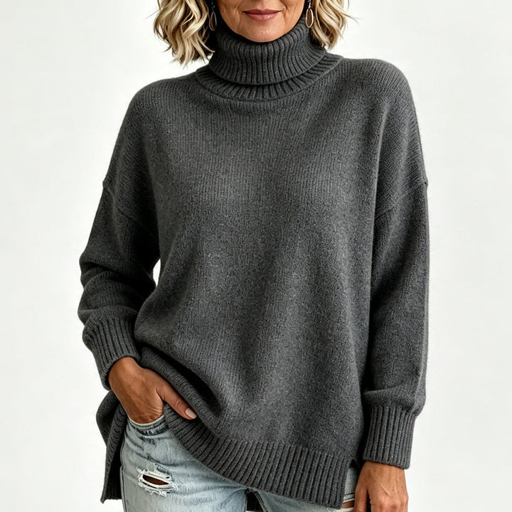 Maren Rollkragenpullover – Gerippter Strick mit Seitenschlitzen und lockerem Schnitt