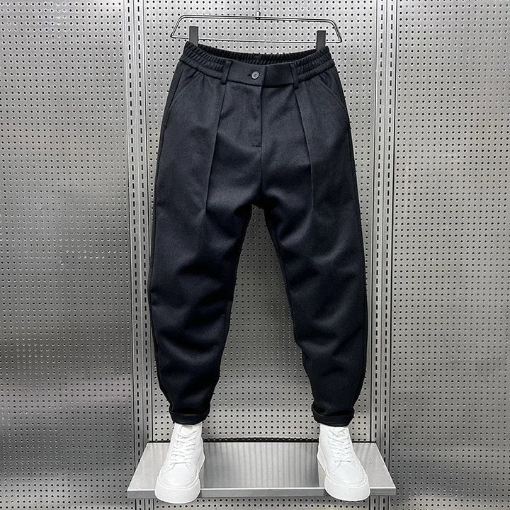 Mats Herren Bundfaltenhose mit hohem Bund und schmal zulaufendem Bein – Schwarz