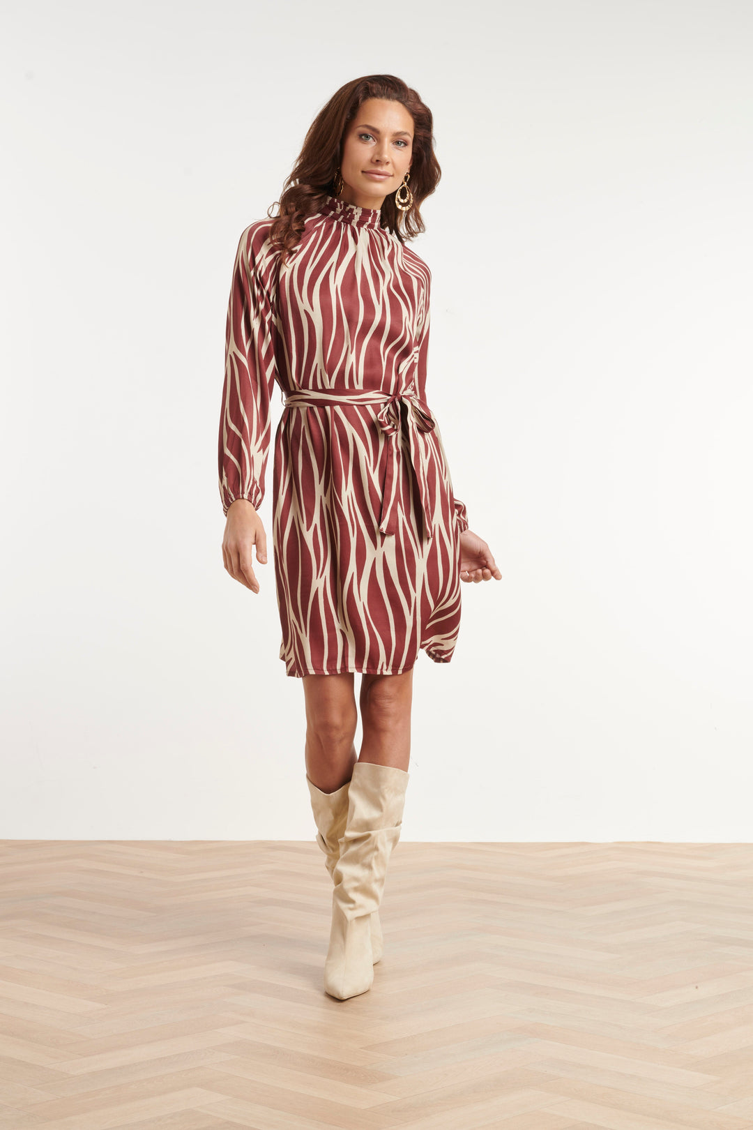 Damen Kleid mit Blätterprint, Stehkragen und Taillengürtel