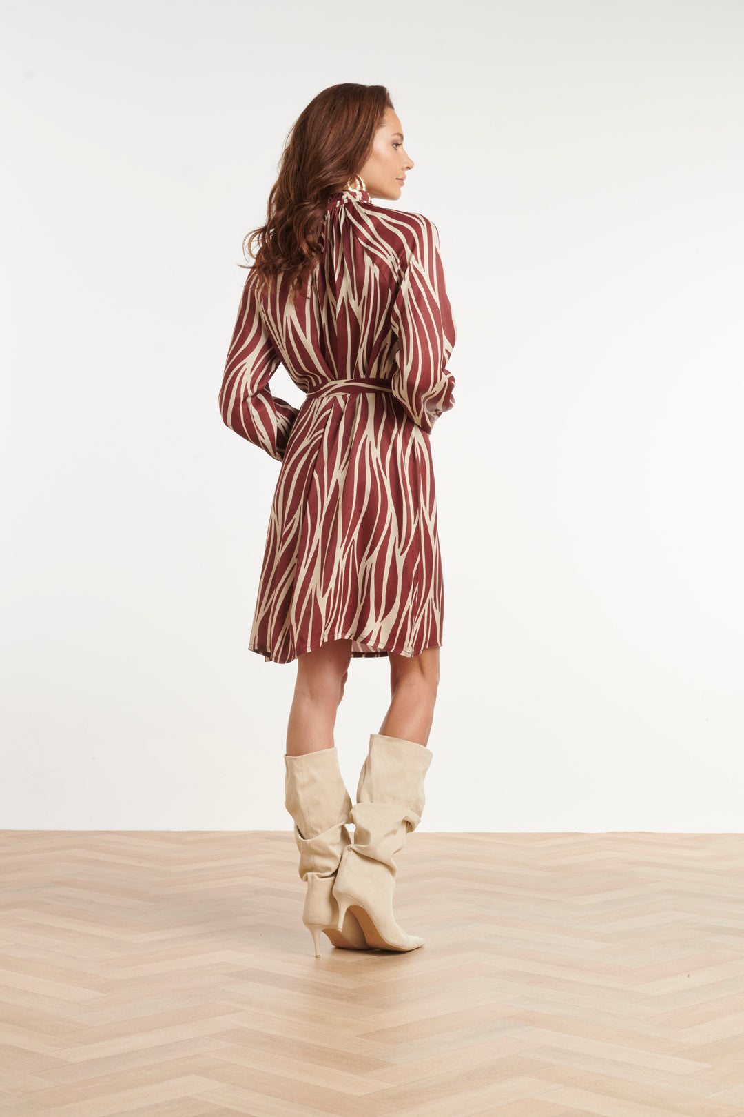Damen Kleid mit Blätterprint, Stehkragen und Taillengürtel