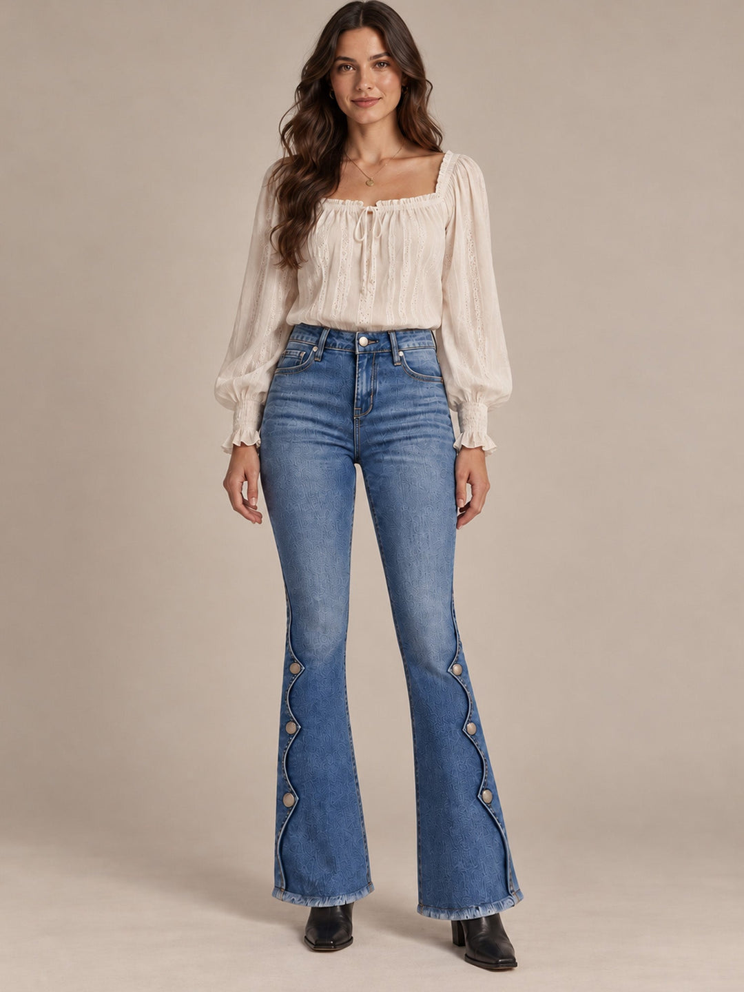 Mila Damen Bootcut-Jeans mit hohem Bund, Used-Details und offenem Saum – Blau
