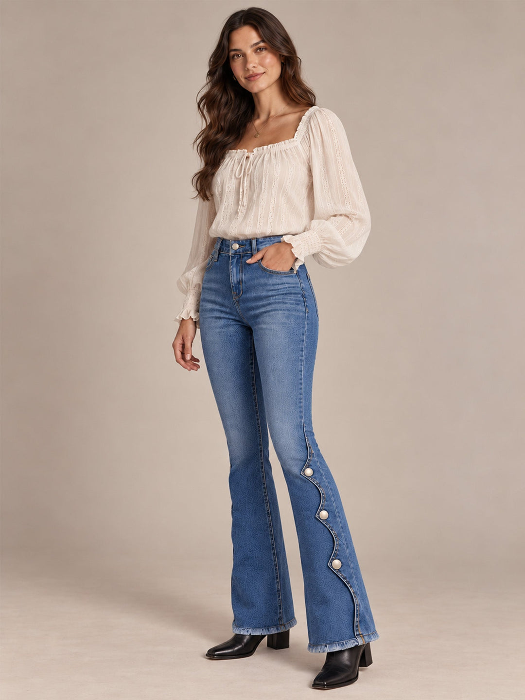 Mila Damen Bootcut-Jeans mit hohem Bund, Used-Details und offenem Saum