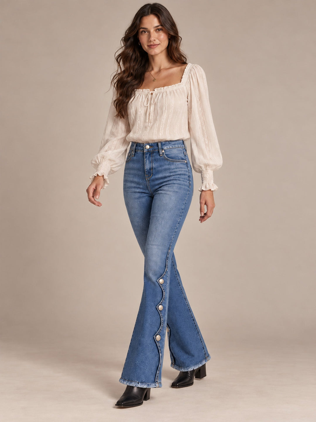 Mila Damen Bootcut-Jeans mit hohem Bund, Used-Details und offenem Saum