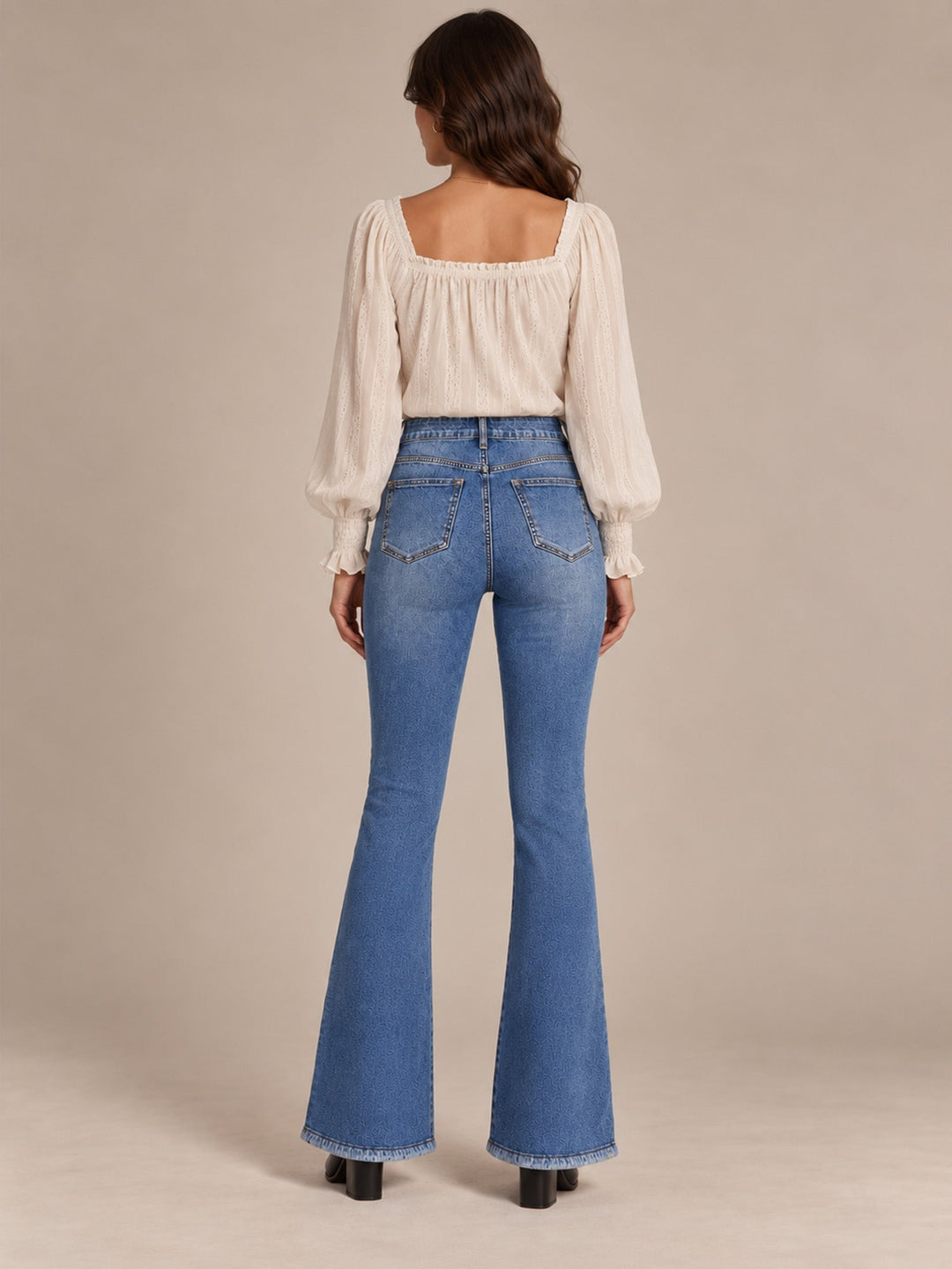 Mila Damen Bootcut-Jeans mit hohem Bund, Used-Details und offenem Saum