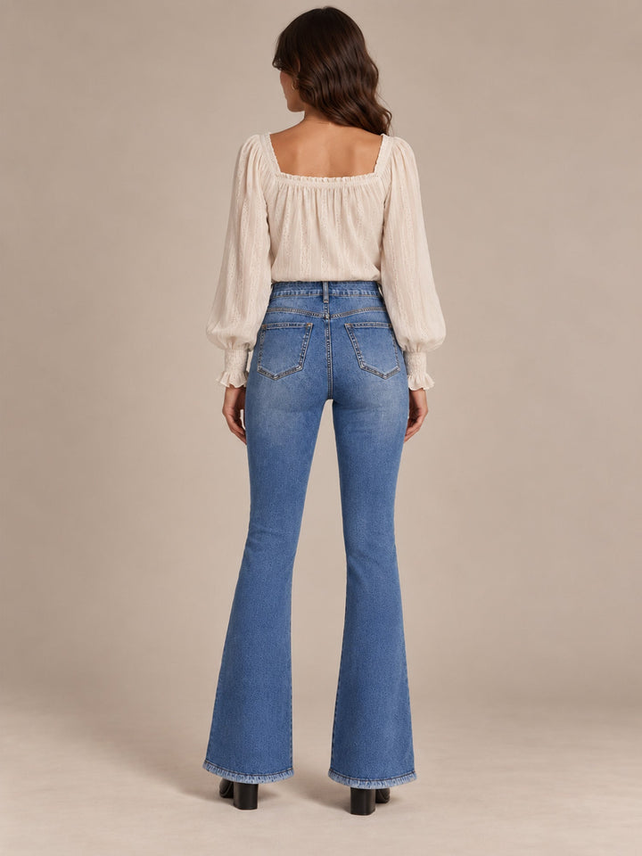 Mila Damen Bootcut-Jeans mit hohem Bund, Used-Details und offenem Saum
