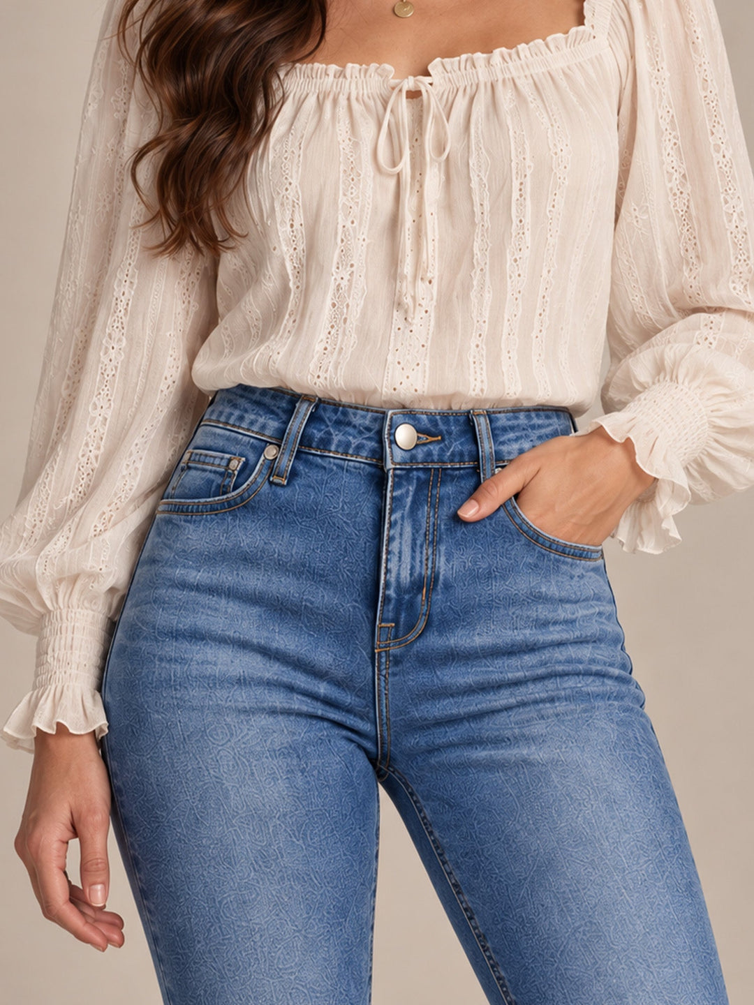 Mila Damen Bootcut-Jeans mit hohem Bund, Used-Details und offenem Saum
