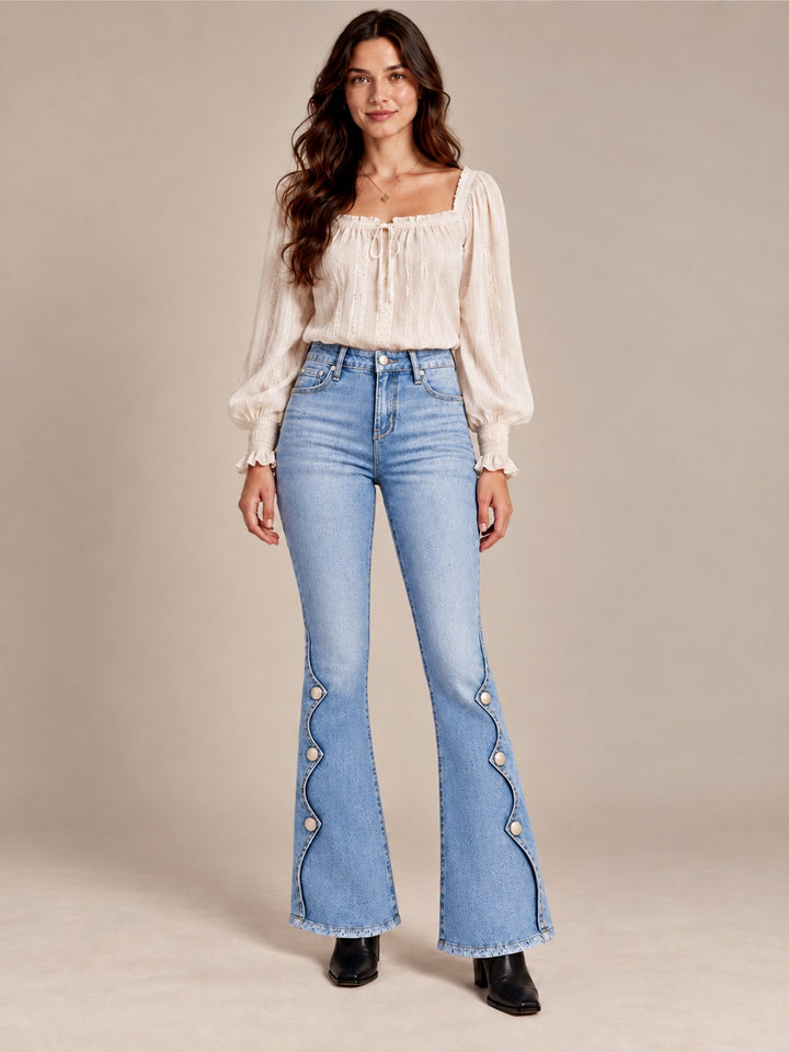 Mila Damen Bootcut-Jeans mit hohem Bund, Used-Details und offenem Saum – Hellblau