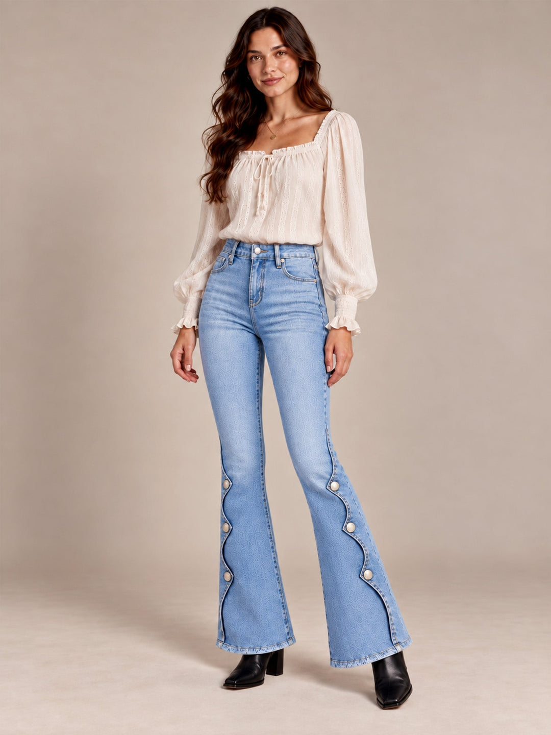 Mila Damen Bootcut-Jeans mit hohem Bund, Used-Details und offenem Saum