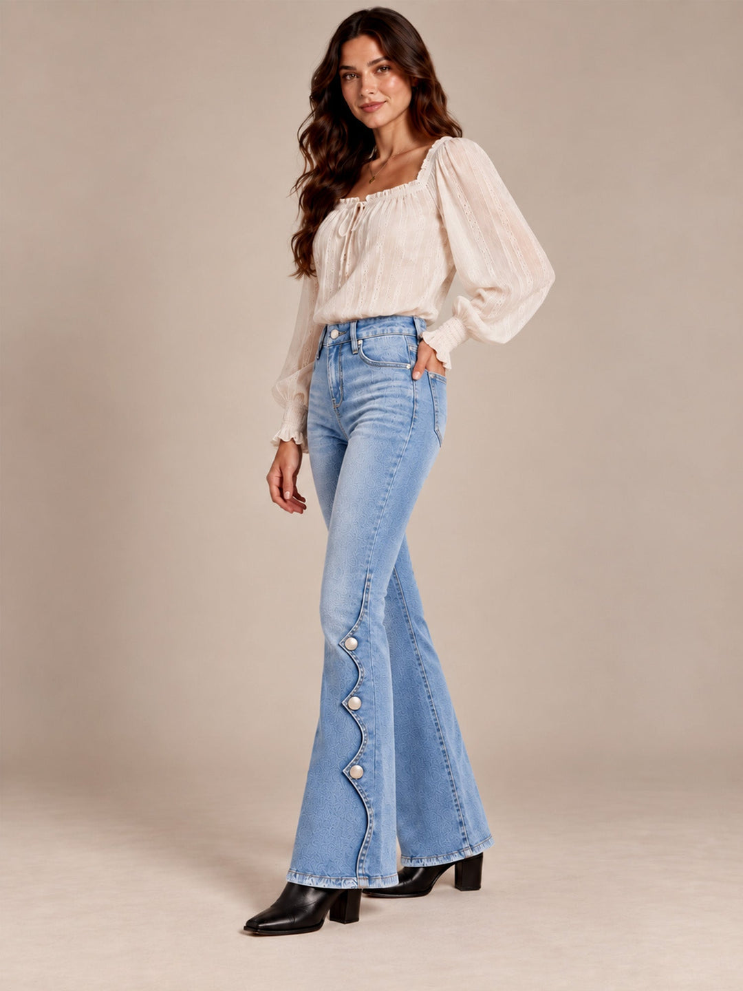 Mila Damen Bootcut-Jeans mit hohem Bund, Used-Details und offenem Saum