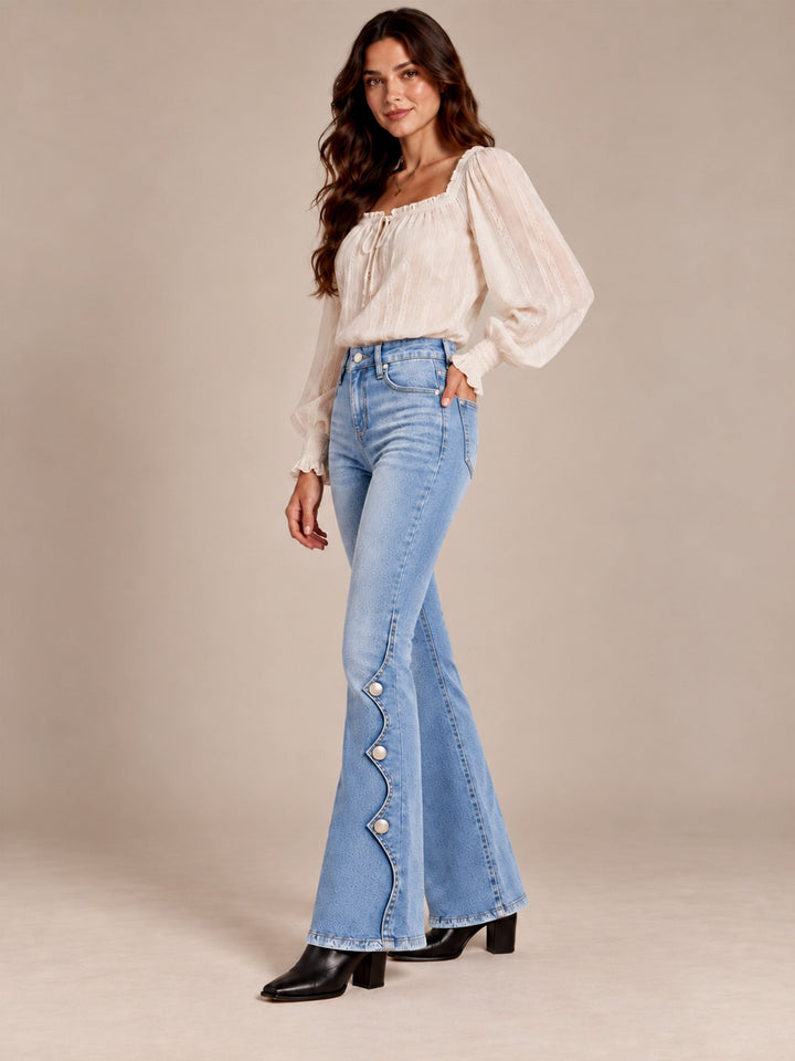 Mila Damen Bootcut-Jeans mit hohem Bund, Used-Details und offenem Saum