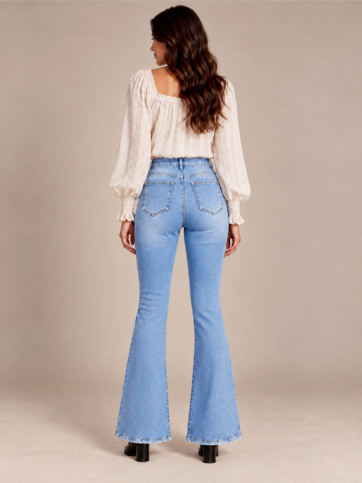 Mila Damen Bootcut-Jeans mit hohem Bund, Used-Details und offenem Saum