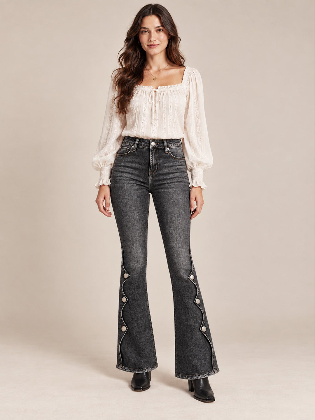 Mila Damen Bootcut-Jeans mit hohem Bund, Used-Details und offenem Saum – Schwarz