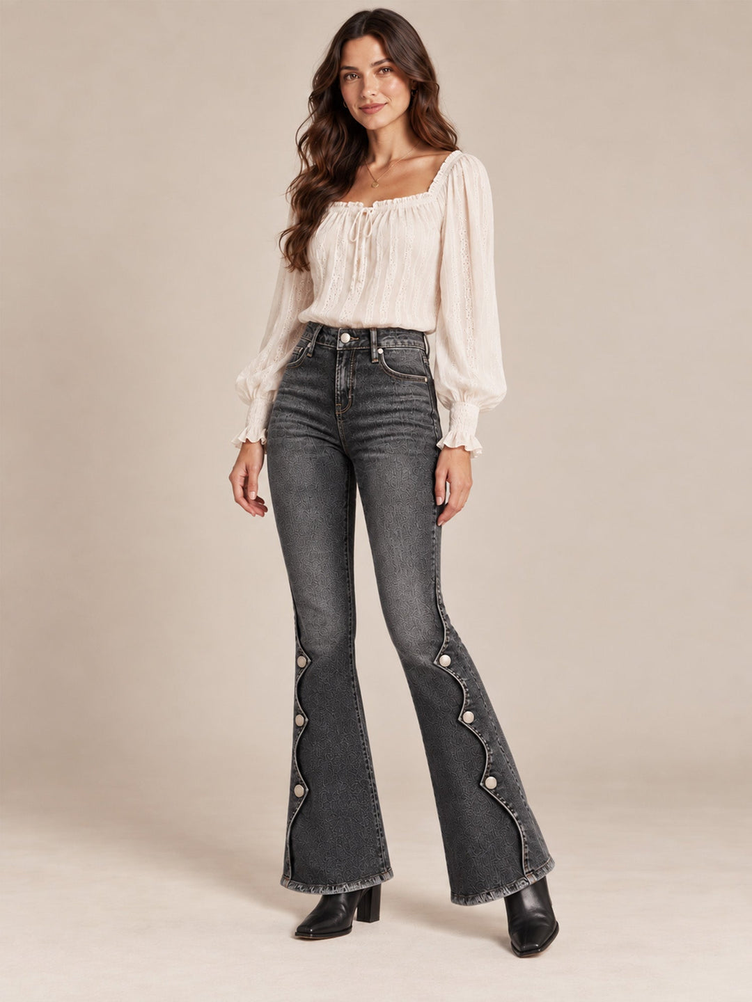 Mila Damen Bootcut-Jeans mit hohem Bund, Used-Details und offenem Saum