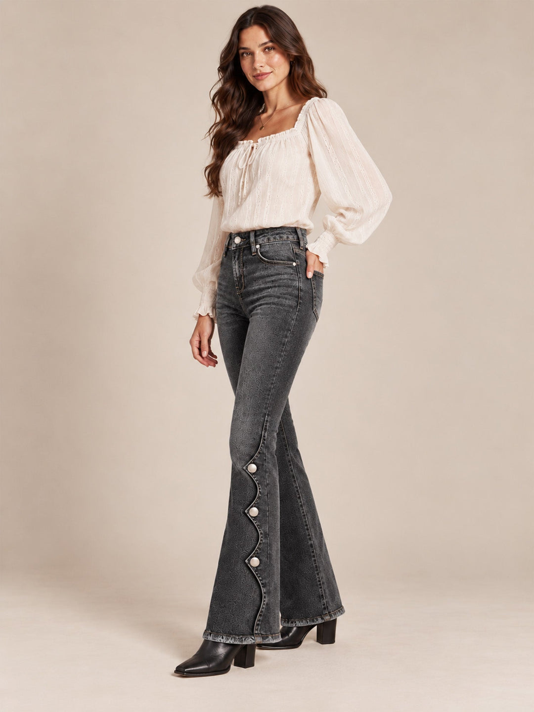 Mila Damen Bootcut-Jeans mit hohem Bund, Used-Details und offenem Saum