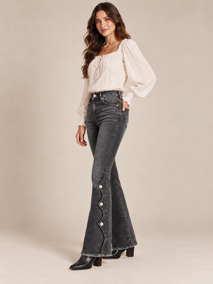 Mila Damen Bootcut-Jeans mit hohem Bund, Used-Details und offenem Saum