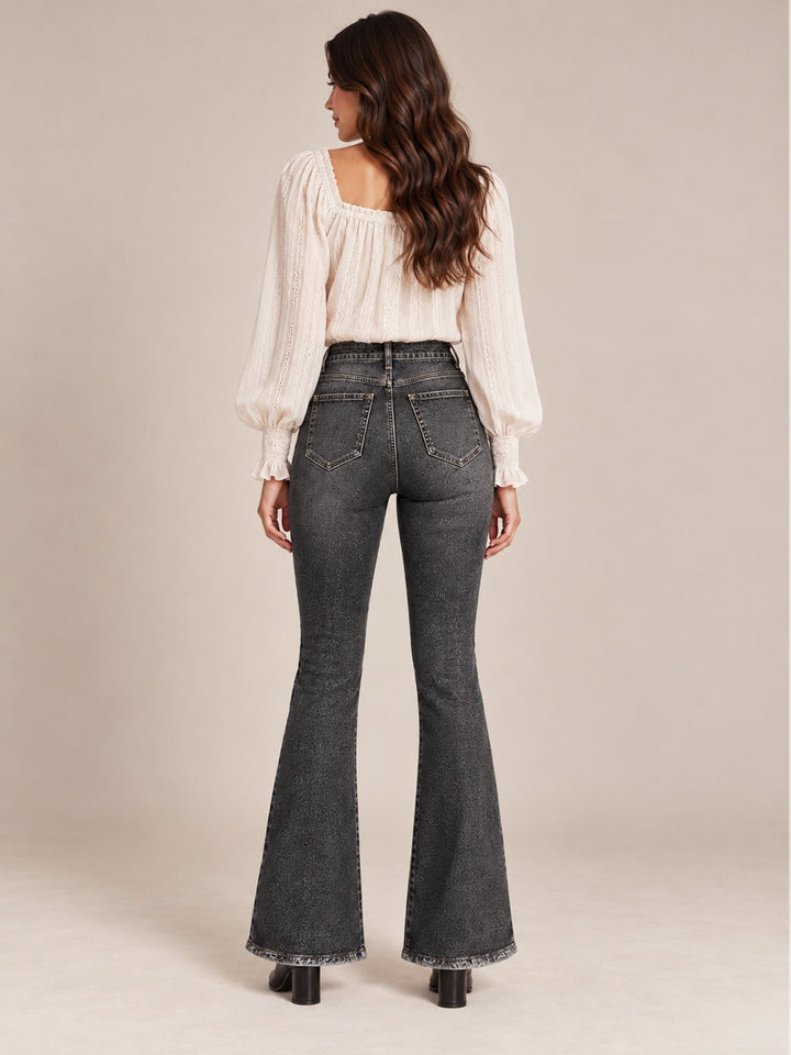 Mila Damen Bootcut-Jeans mit hohem Bund, Used-Details und offenem Saum