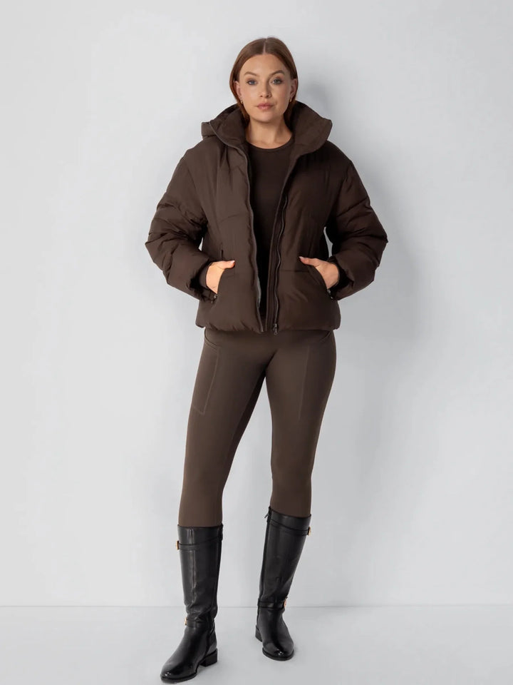 Nele Damen Kurze Steppjacke mit Abnehmbarer Kapuze – Mokka
