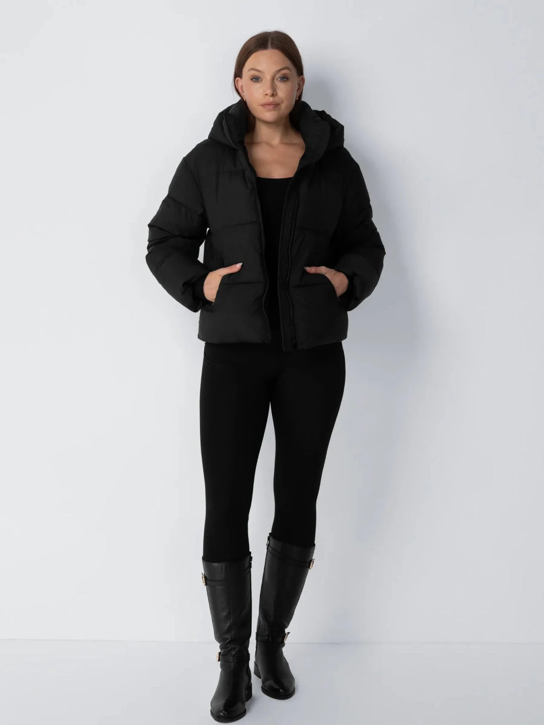 Nele Damen Kurze Steppjacke mit Abnehmbarer Kapuze – Schwarz