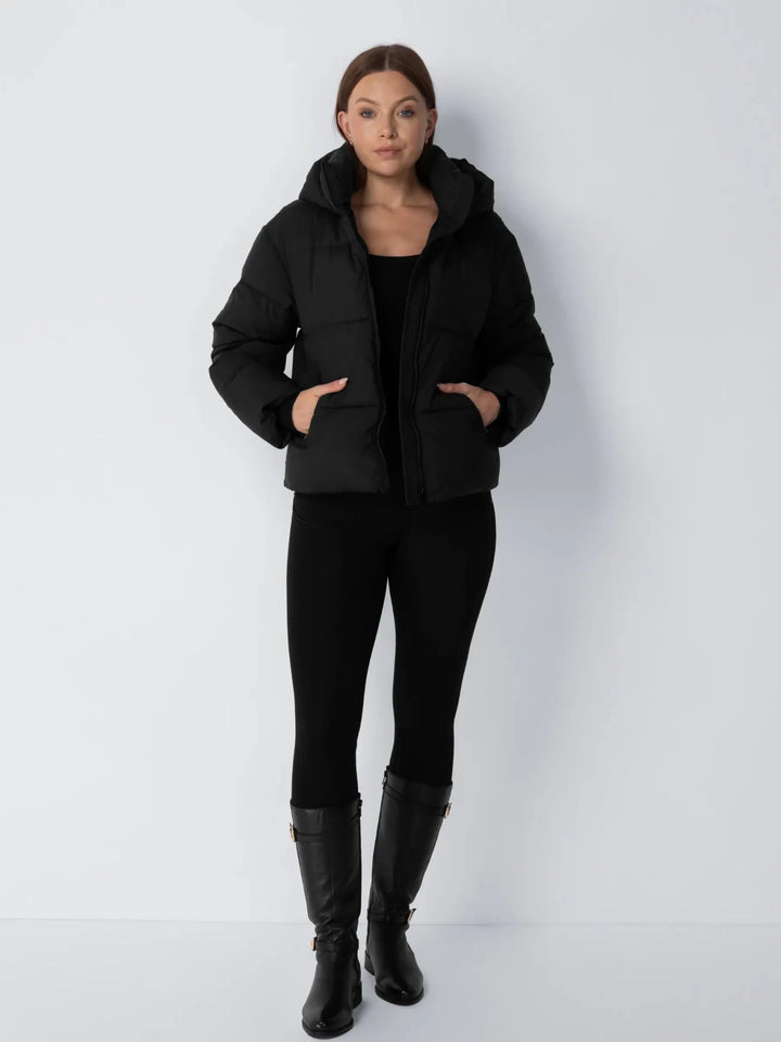 Nele Damen Kurze Steppjacke mit Abnehmbarer Kapuze – Schwarz