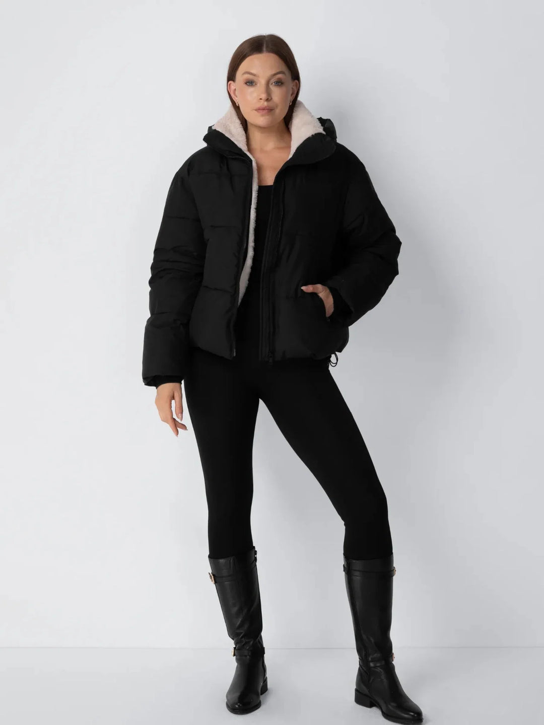Nele Damen Kurze Steppjacke mit Abnehmbarer Kapuze – Schwarz