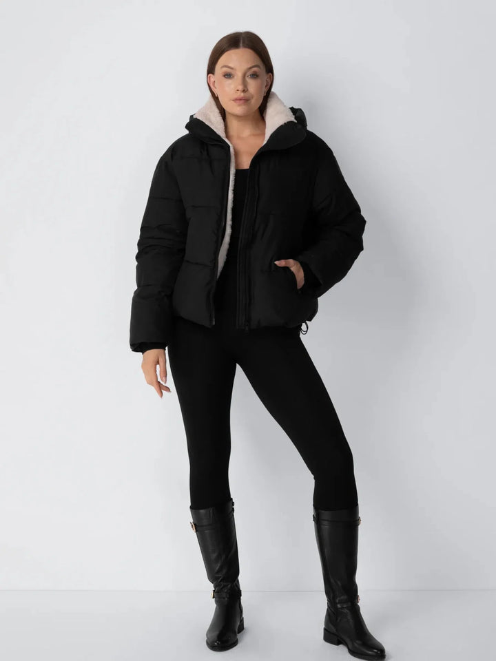 Nele Damen Kurze Steppjacke mit Abnehmbarer Kapuze – Schwarz