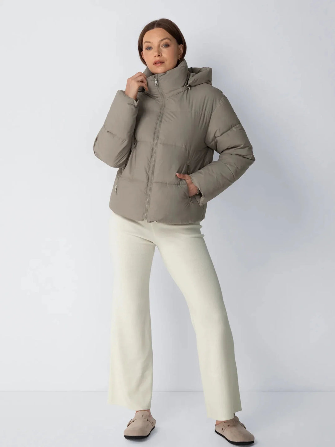 Nele Damen Kurze Steppjacke mit Abnehmbarer Kapuze – Taupe