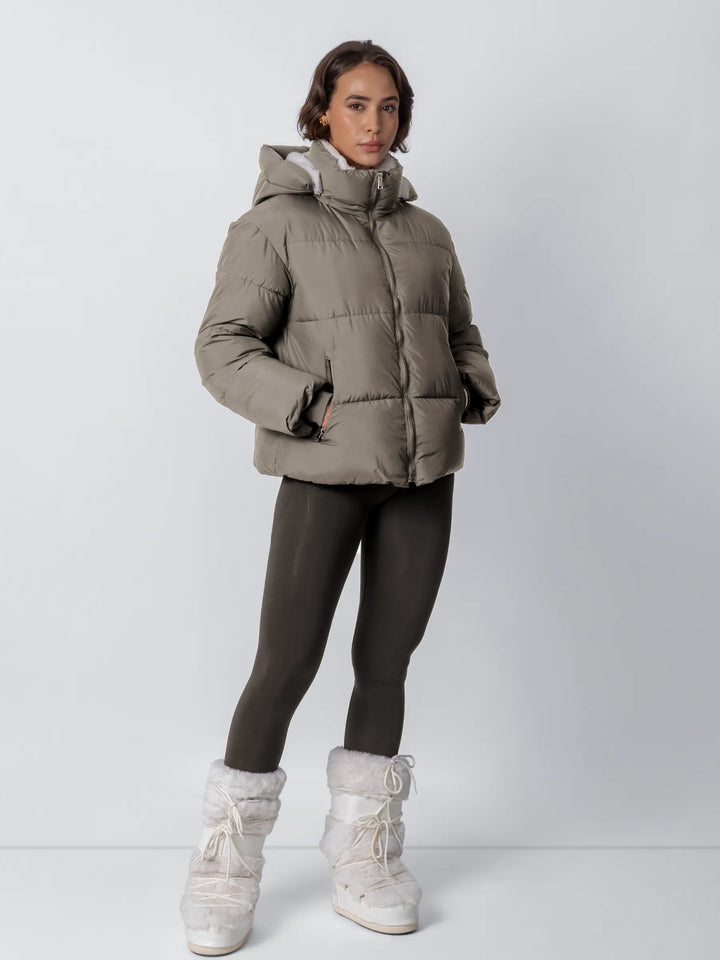 Nele Damen Kurze Steppjacke mit Abnehmbarer Kapuze – Taupe